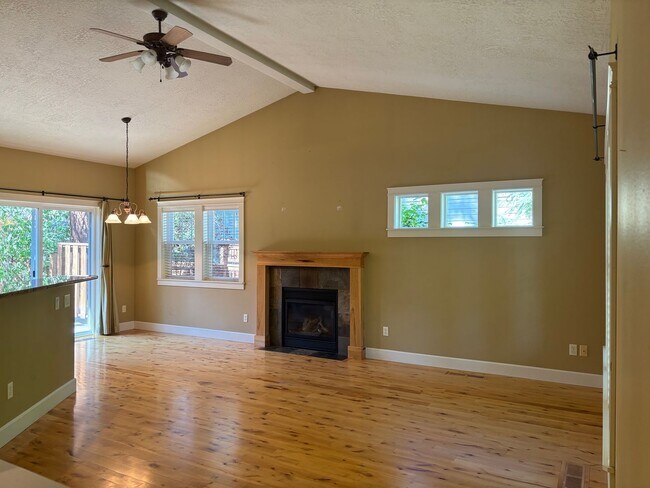 Foto del edificio - 3 Bed 2 Bath Single level - Fenced Yard-No...