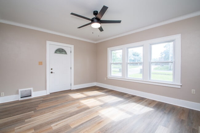 Building Photo - 3415 N California Ave