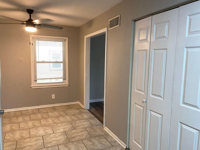 Building Photo - 3 bed, 1 bath, carport