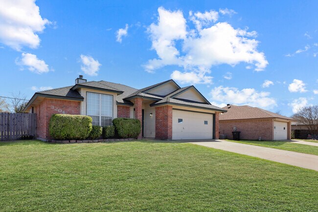 Building Photo - 3204 Southhill Dr