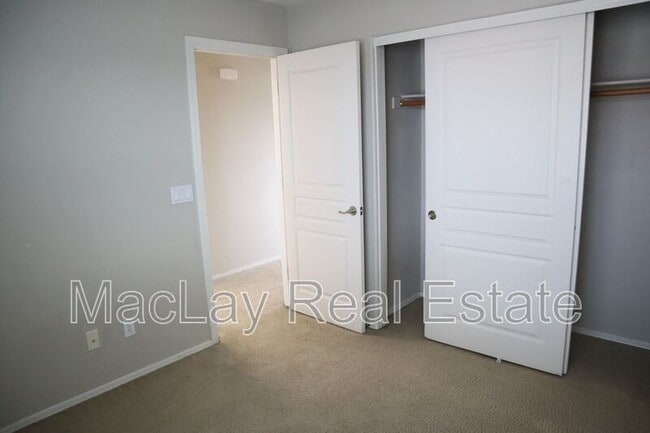 Building Photo - 1009 E Iris Dr