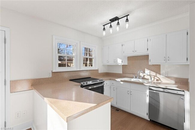 Foto del edificio - 1705 Three Meadows Rd