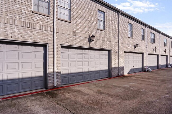 Building Photo - 7338 Regency Square Ct