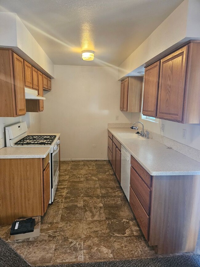 Building Photo - 3 Bedroom/ 2 bath Home in BHC with a great...