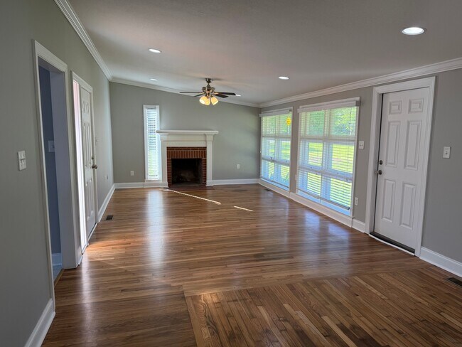 Foto del edificio - 1016 Forest Glen Dr