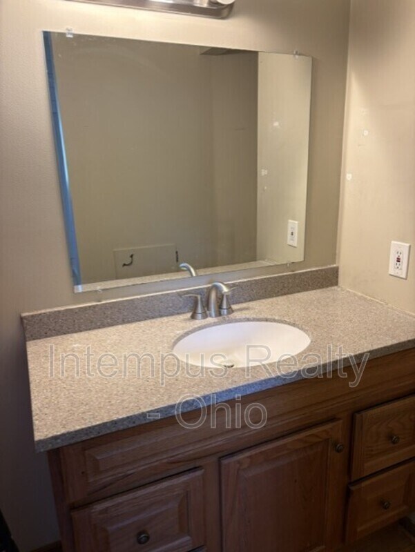 Building Photo - 7468 Huntington Dr