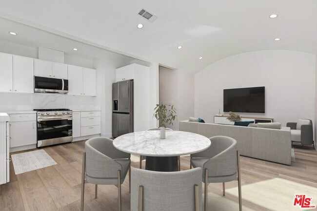 Foto del edificio - 843 N Formosa Ave