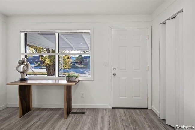 Foto del edificio - 5749 Detroit St