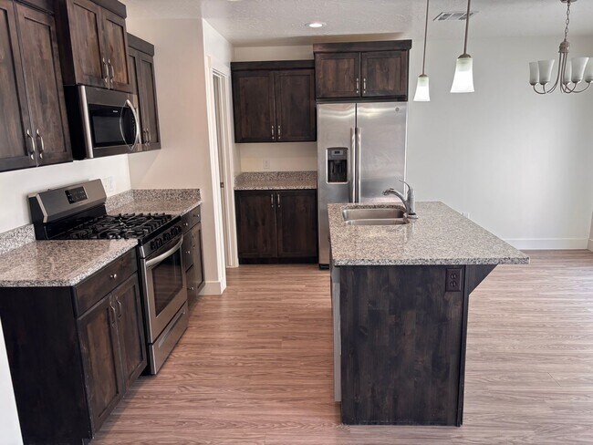 Foto del edificio - 4 bed | 2 1/2 bath | 2 car garage in Deser...