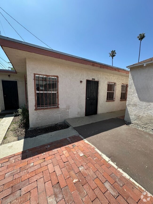 Building Photo - 608 W 49th St