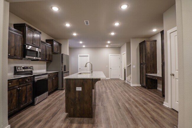 Building Photo - 4 bedroom 3.5 bath home!