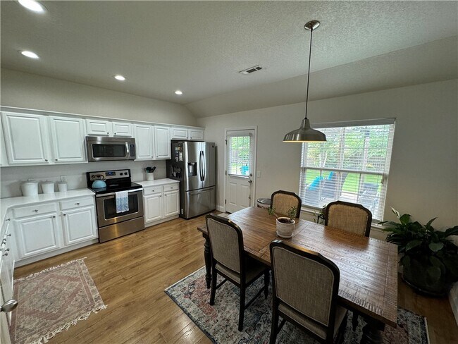Foto del edificio - 5214 W Cross Creek Boulevard