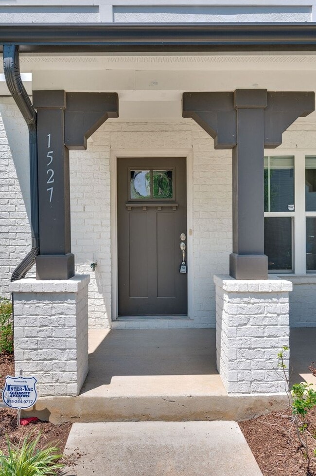 Building Photo - Beautiful 2BE/2.5BA townhouse located in the very desirable Nations!