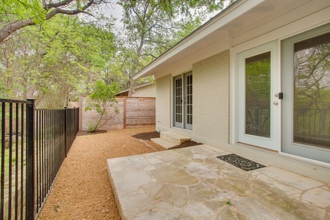 Building Photo - 2300 Trailside Dr