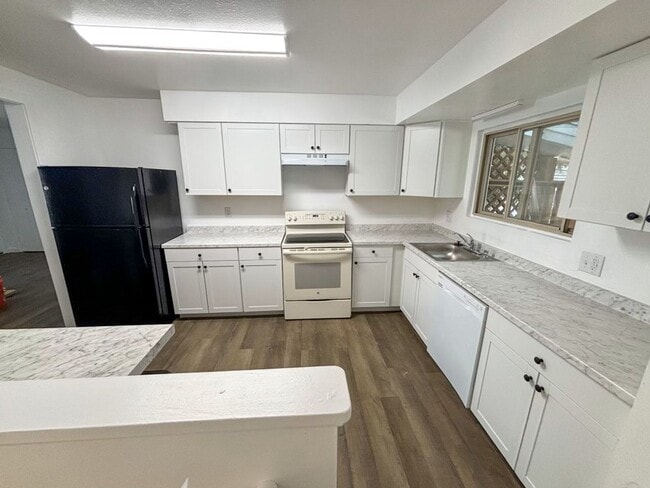 Building Photo - Beautiful 3-Bedroom, 1.5-Bathroom Home wit...