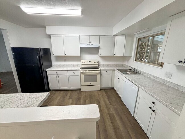 Foto del edificio - Beautiful 3-Bedroom, 1.5-Bathroom Home wit...