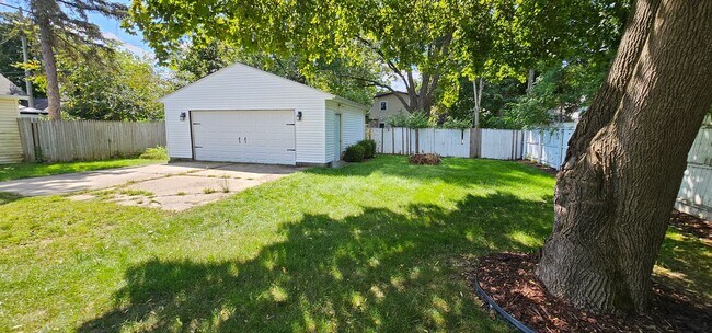 Foto del edificio - LIVE IN DOWNTOWN HOWELL IN THIS HISTORIC 3...
