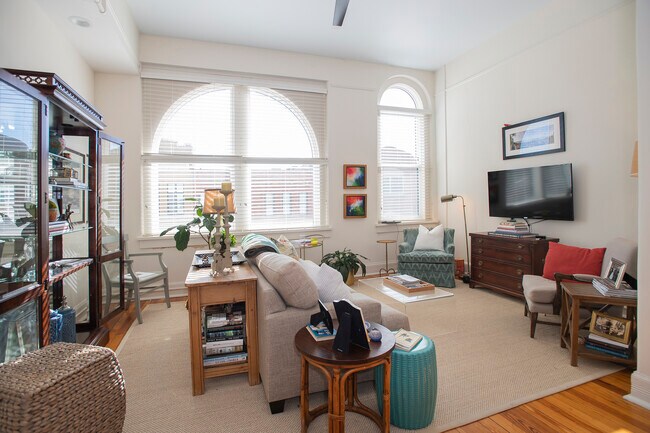 Dormitorio en la planta principal (utilizado como sala de estar) - 160 E Main St