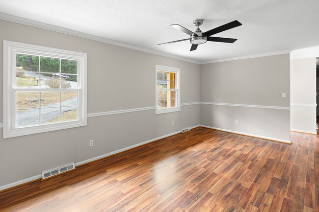 Building Photo - Spacious Ranch Home