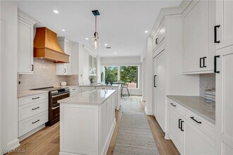 Building Photo - 5850 Pelican Bay Blvd