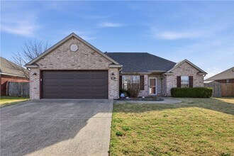 Building Photo - 551 Dogwood St