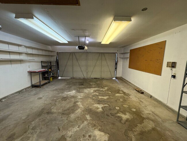 Building Photo - Cozy NW Visalia Home Available Now!
