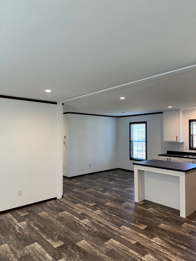 Building Photo - 204 Paradise Ter