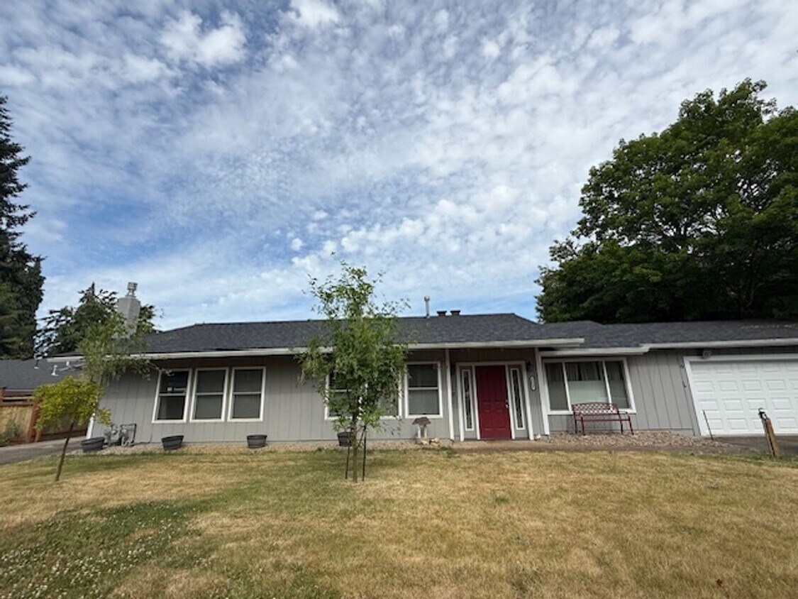 Foto del edificio - Rare Large Four Bedroom Home Plus Office W...