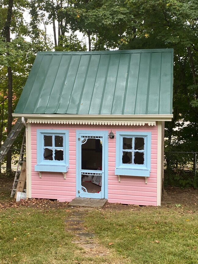 Building Photo - 411 Maple Ave