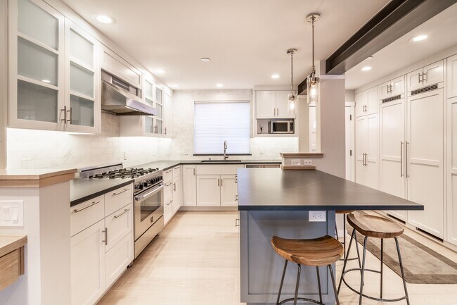 Building Photo - One-Of-A-Kind, Completely Remodeled 2 Bed ...