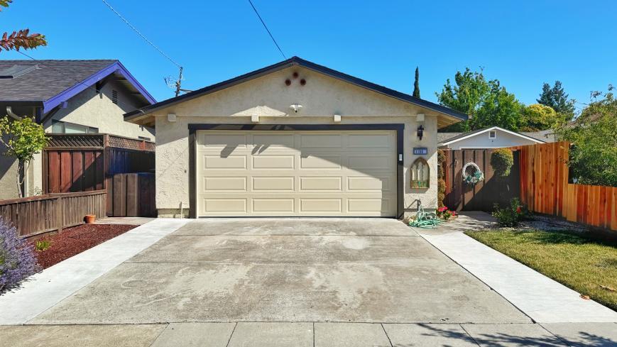 Foto principal - 3 bedroom in Santa Clara CA 95050