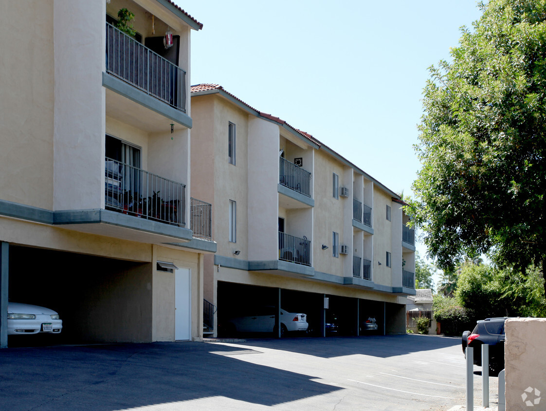 Primary Photo - Del Mesa Apartments