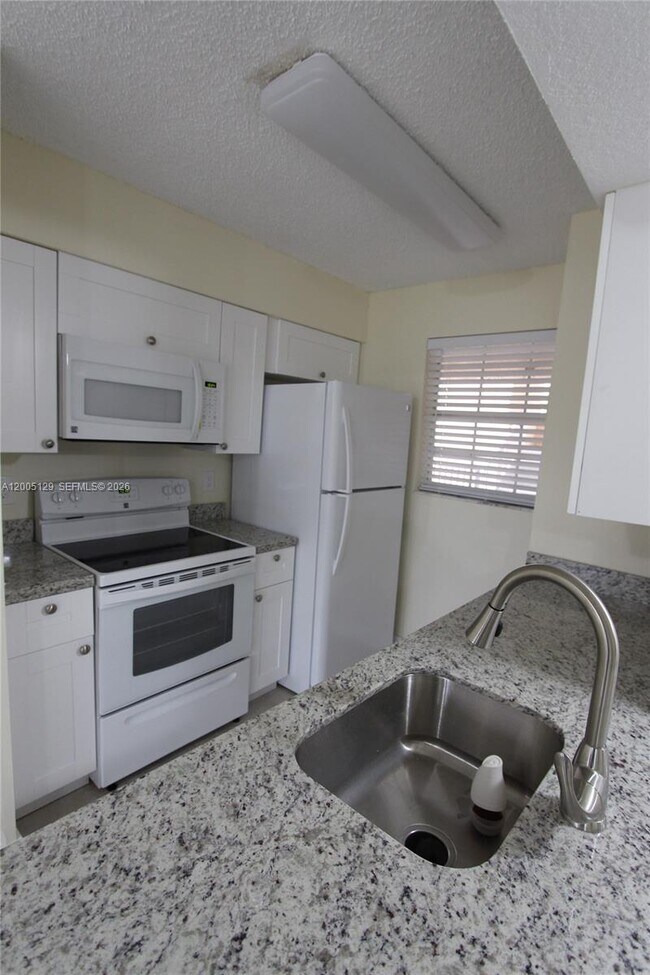 Foto del edificio - 2890 N Oakland Forest Dr