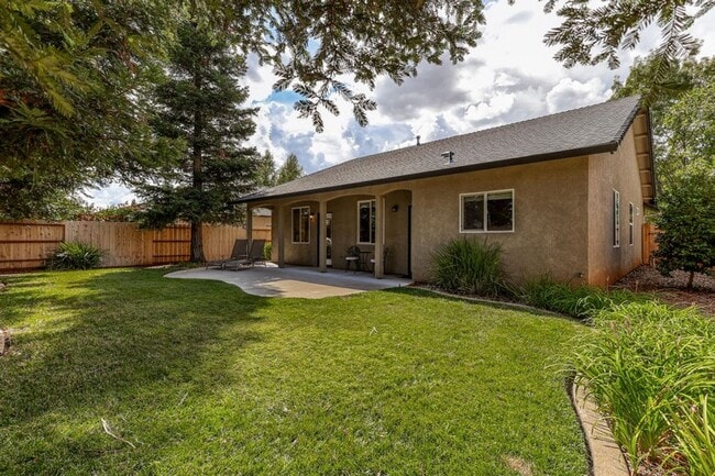 Building Photo - 3 bedroom, 2 bathroom house located in the desirable neighborhood