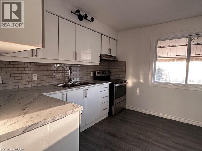 Photo du bâtiment - 73 FOURTH Avenue Unit# 2