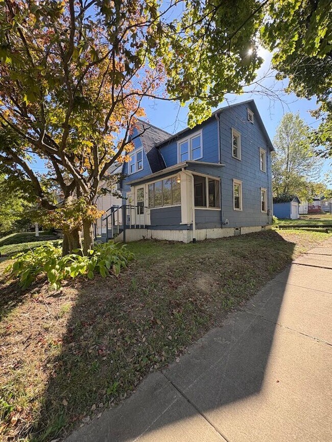 Building Photo - Three bedroom one bathroom home for rent