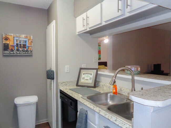 Foto del edificio - 8601 Mallard Reserve Dr