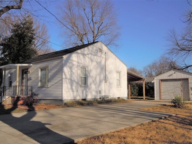 Photo - Cute Two Bedroom Cottage with Garage! House
