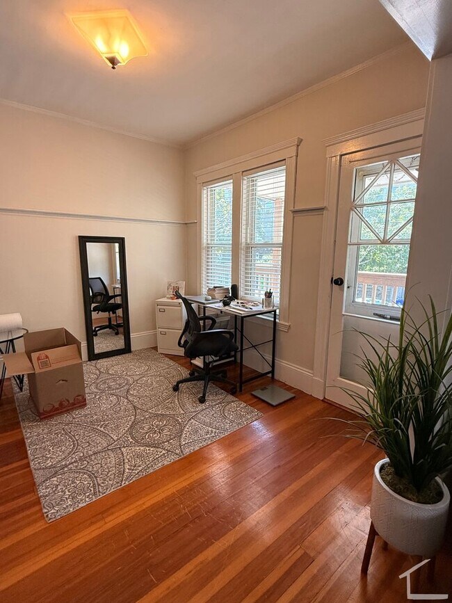 Foto del edificio - Beautiful Brighton townhouse with in unit laundry and included parking available 9/1/26