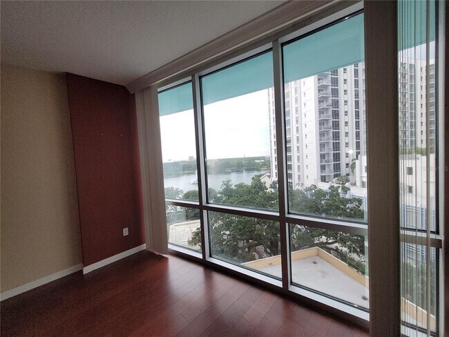 Foto del edificio - 322 E Central Blvd