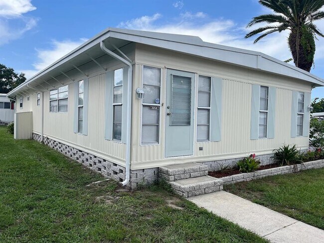 Foto del edificio - 15435 Lakeshore Villa St