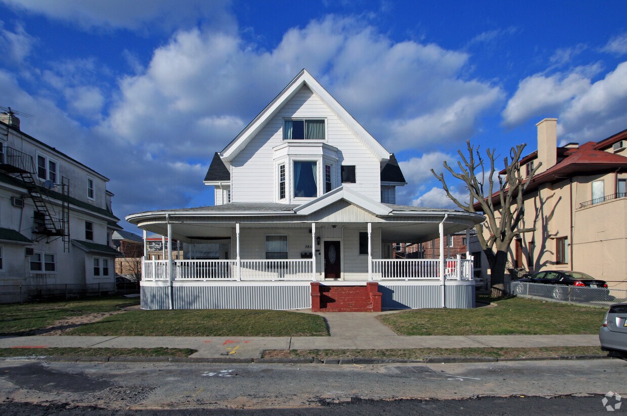 Primary Photo - 3815 Atlantic Ave