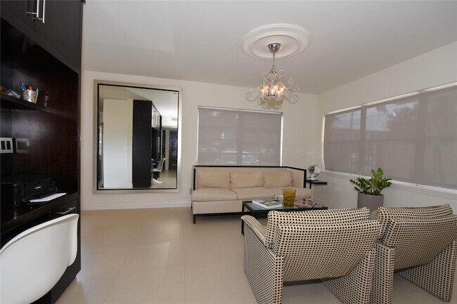 Foto del edificio - 2451 NE 49th St