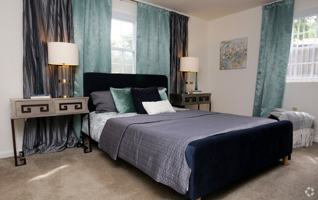 2BR, 1.5BA - 917 SF - Park East Apartments