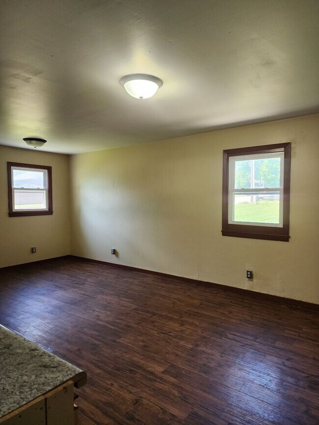 Foto del edificio - 4 bedroom 1 bath on corner lot