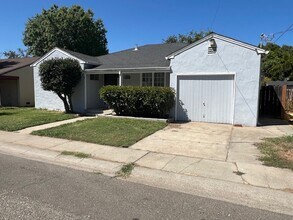 Building Photo - 1116 Divver St