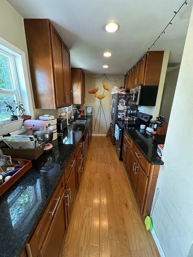 Foto del edificio - Great Location! Charming Ranch in Universi...