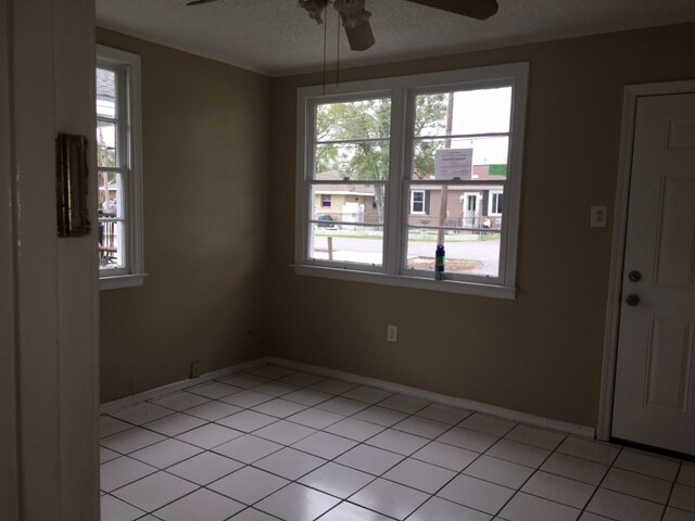 Building Photo - 5017 Oak Dr