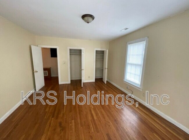 Building Photo - 2713 oak Ave