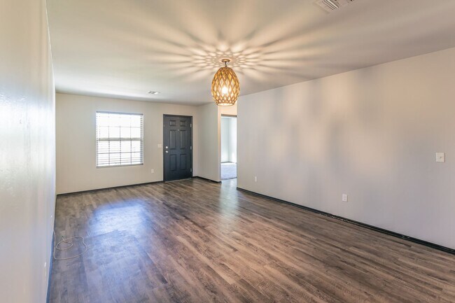 Foto del edificio - Beautiful 4 Bed 2 Bath in the Heart of Noble!